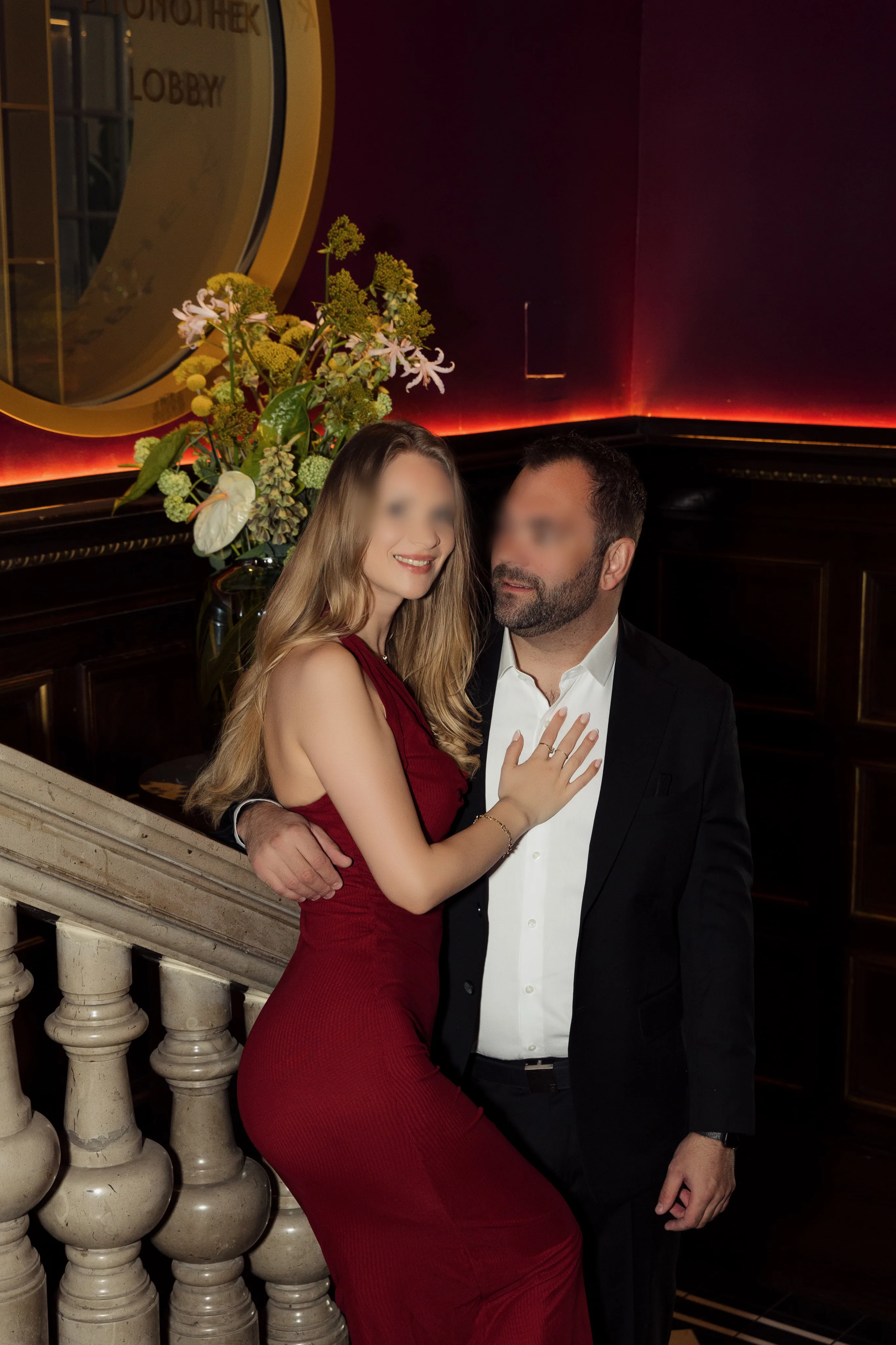 Hotwife Mara und Stag Teddy - echtes Stag-Vixen-Paar im Luxus-Hotel-Lobby, rotes Kleid